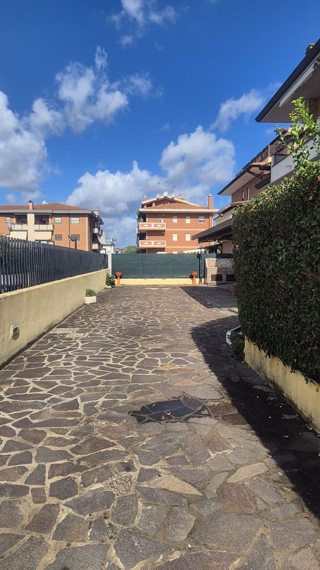 VENDESI PORZIONE DI QUADRIFAMILIARE – ZONA CENTRALE- PONTINIA