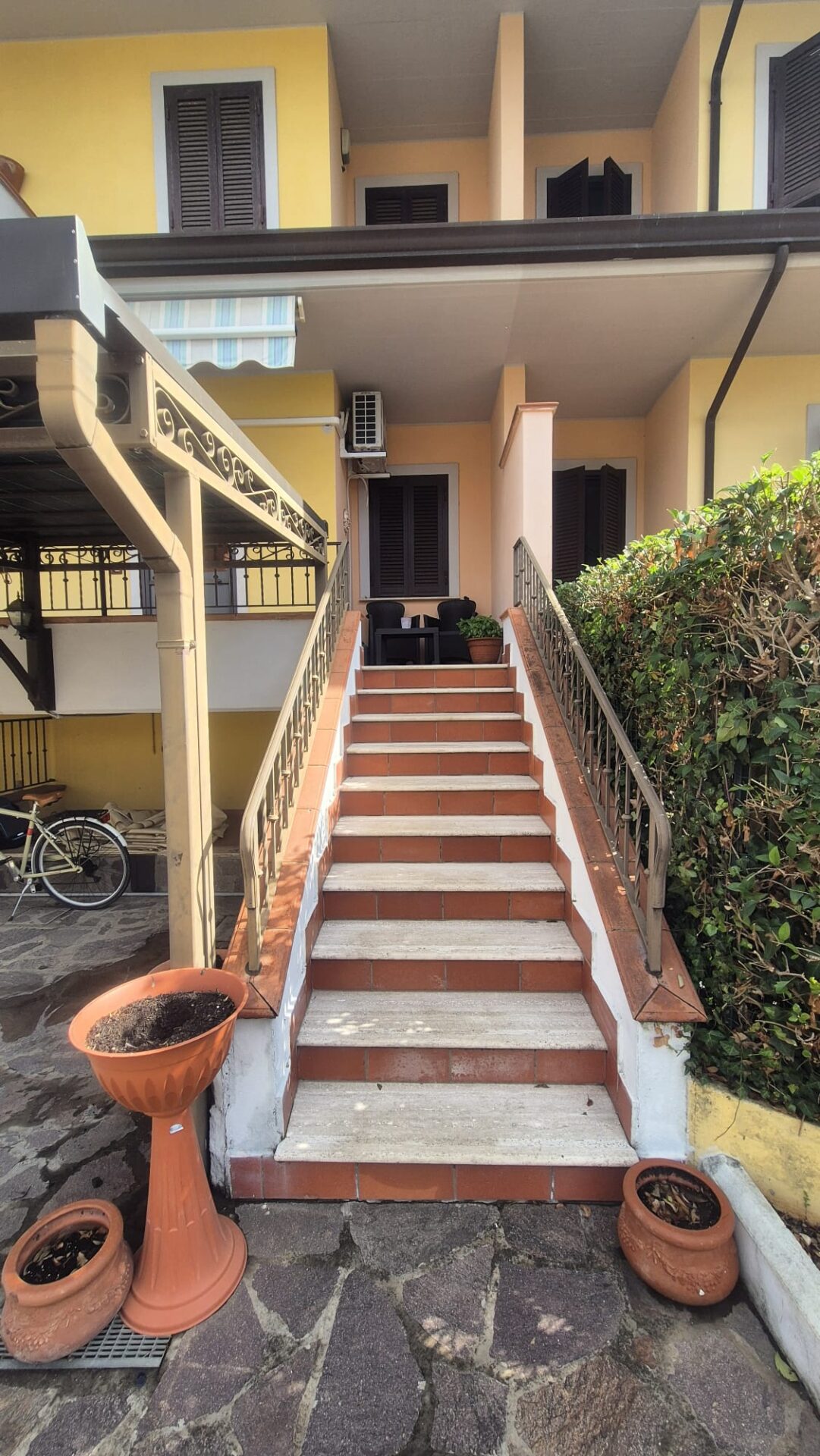 VENDESI PORZIONE DI QUADRIFAMILIARE – ZONA CENTRALE- PONTINIA