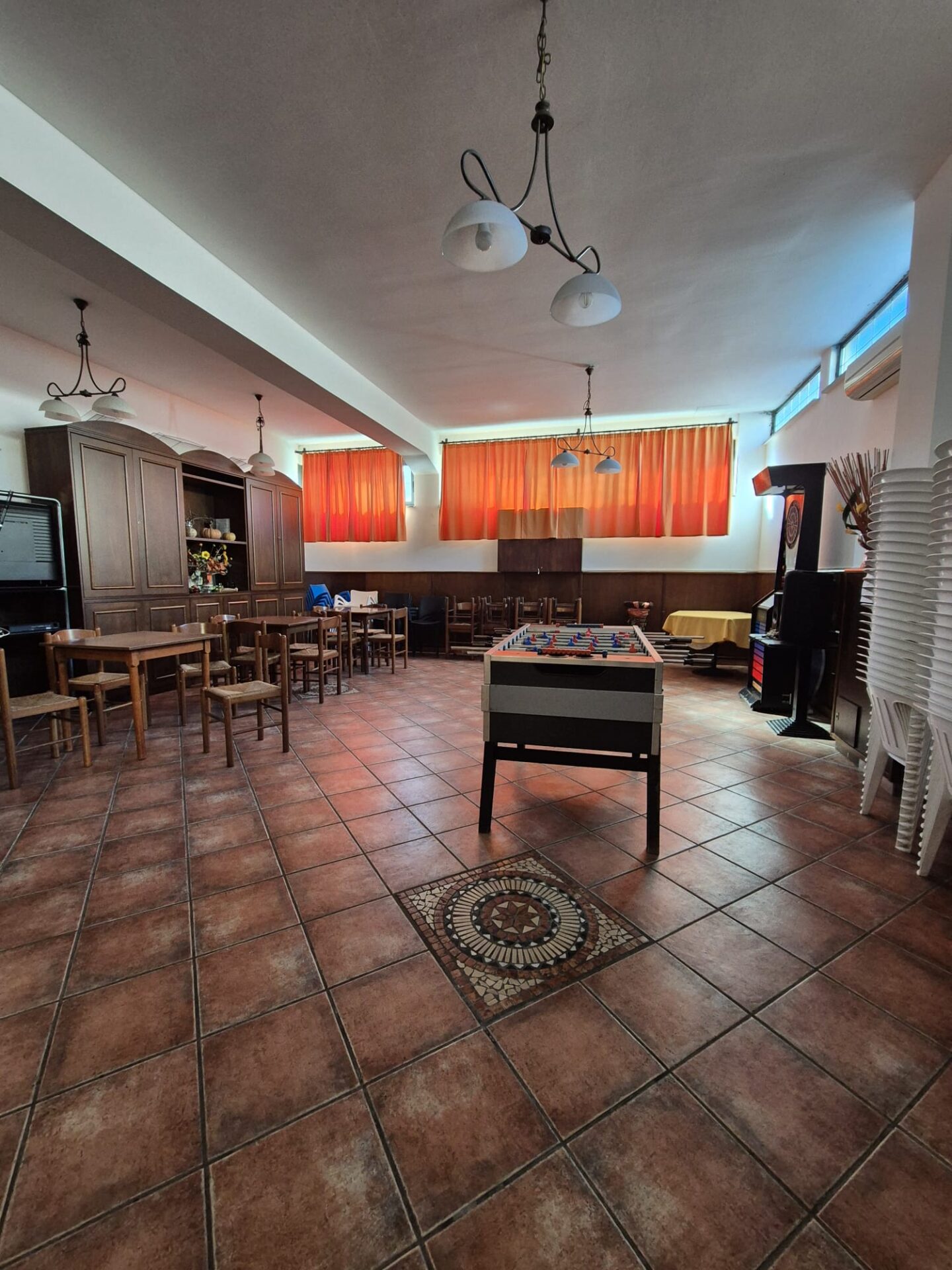 VENDESI ATTIVITA’ DI  BAR E GELATERIA – PONTINIA