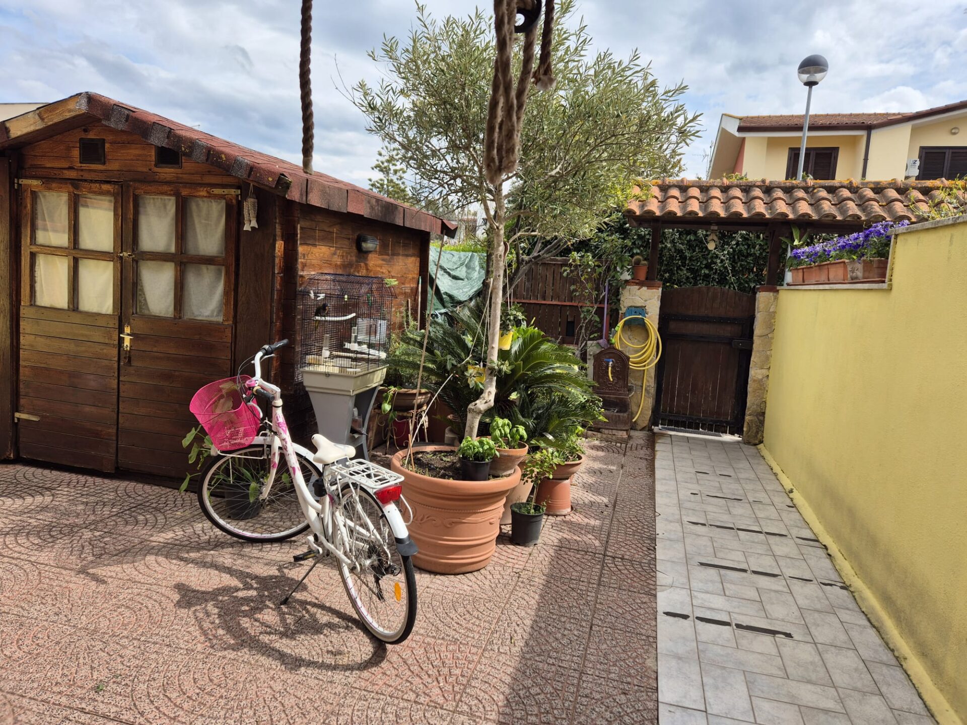 VENDESI PORZIONE DI VILLINO A SCHIERA – LOC. SACRAMENTO- SABAUDIA