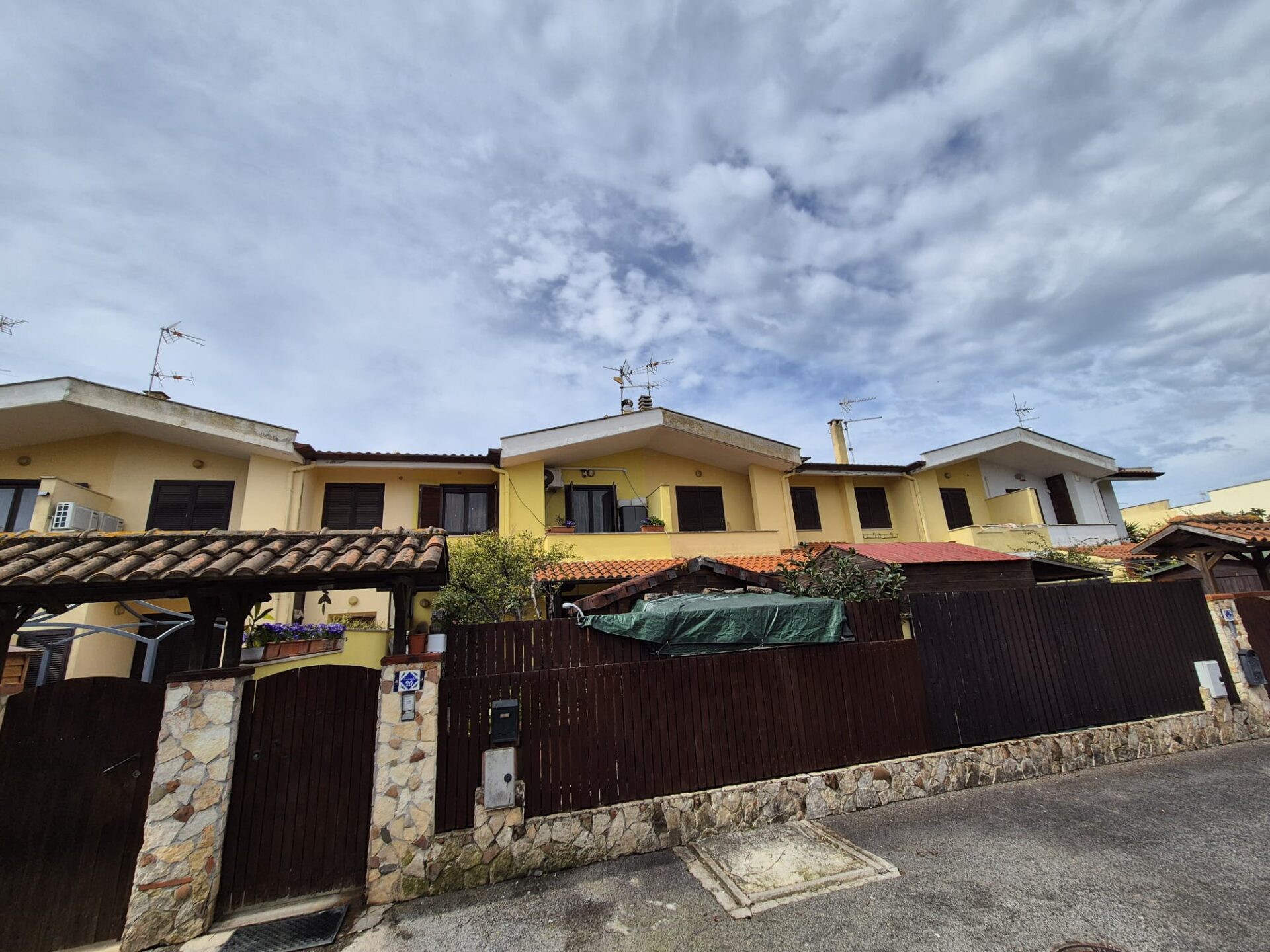 VENDESI PORZIONE DI VILLINO A SCHIERA – LOC. SACRAMENTO- SABAUDIA